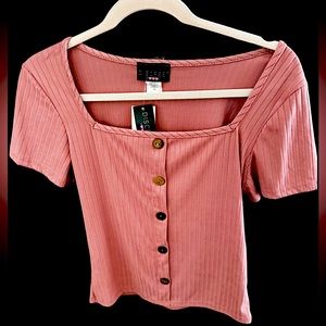 Pink ribbed Top with tan buttons- Size M- NWT